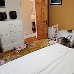 Comfy Private Room And Bathroom On The Top Floor Of A Home Stay Ten Mins Walk To The Ctr, Two Flights Of Stairs To Climb