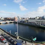 Stunning 2 Bedroom City Centre Apartment