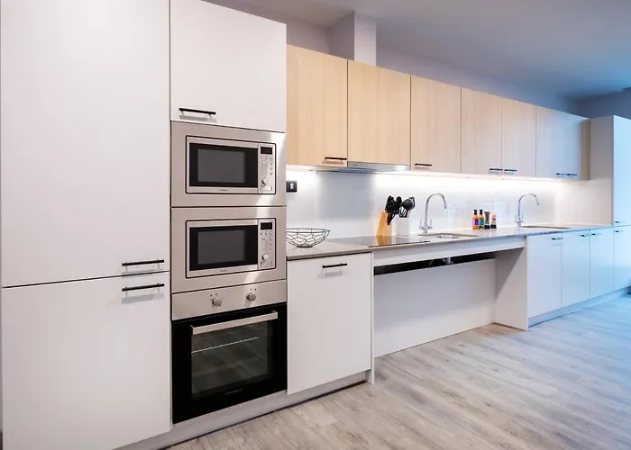 Coleman Court Summer Apartments