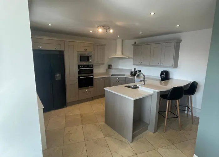 Fabulous And Sunny 2 Bed Apartment, In City Centre