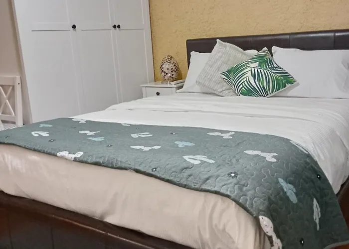 Comfy Private Room And Bathroom On The Top Floor Of A Home Stay Ten Mins Walk To The Ctr, Two Flights Of Stairs To Climb