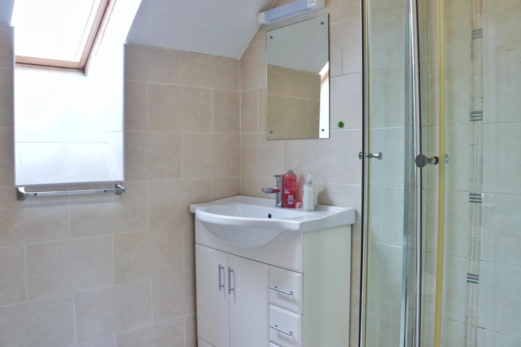 Deluxe Dwelling - 15 Mins From City/airport Homestay