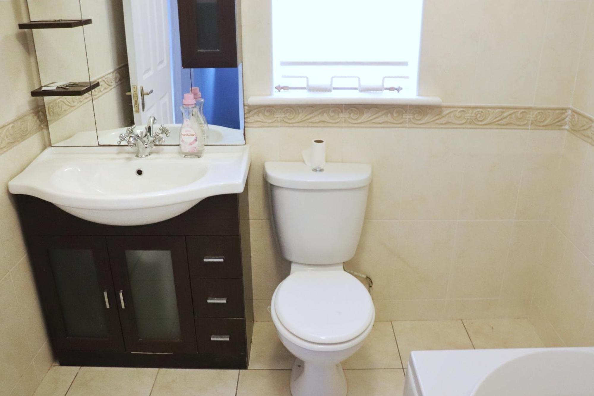 Deluxe Dwelling - 15 Mins From City/airport Homestay Cork