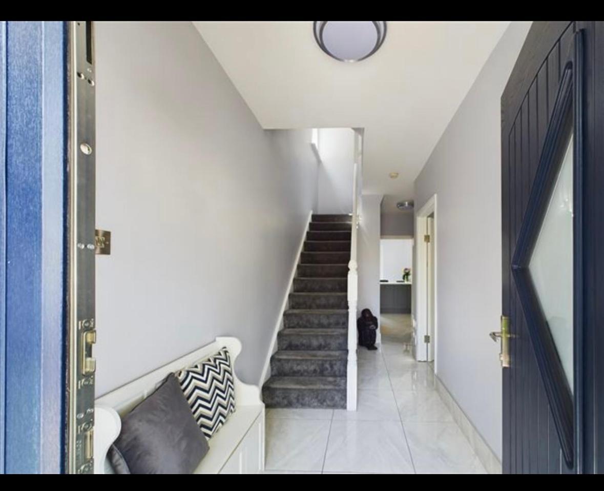 Deluxe Dwelling - 15 Mins From City/airport