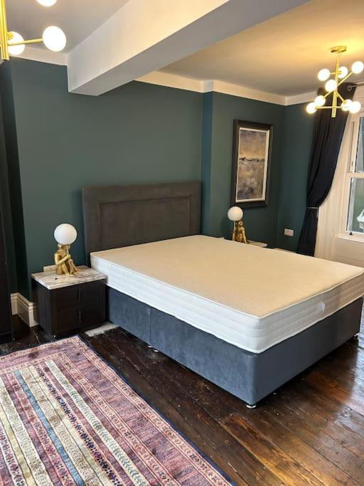 Patrick Street Townhouse Apartment *