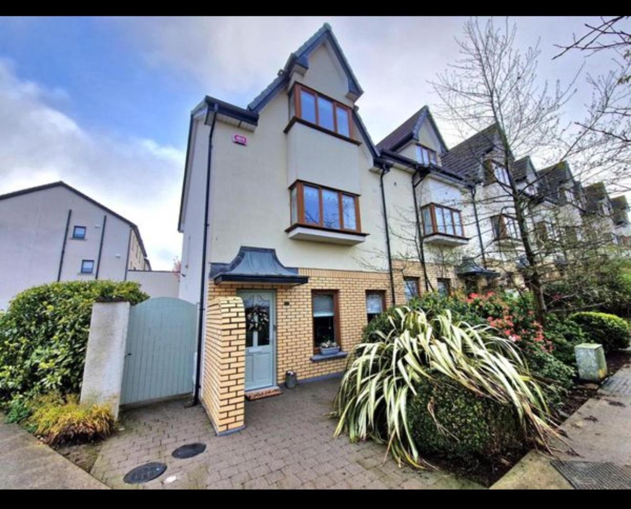 Cozy Modern With Scenic Views In *