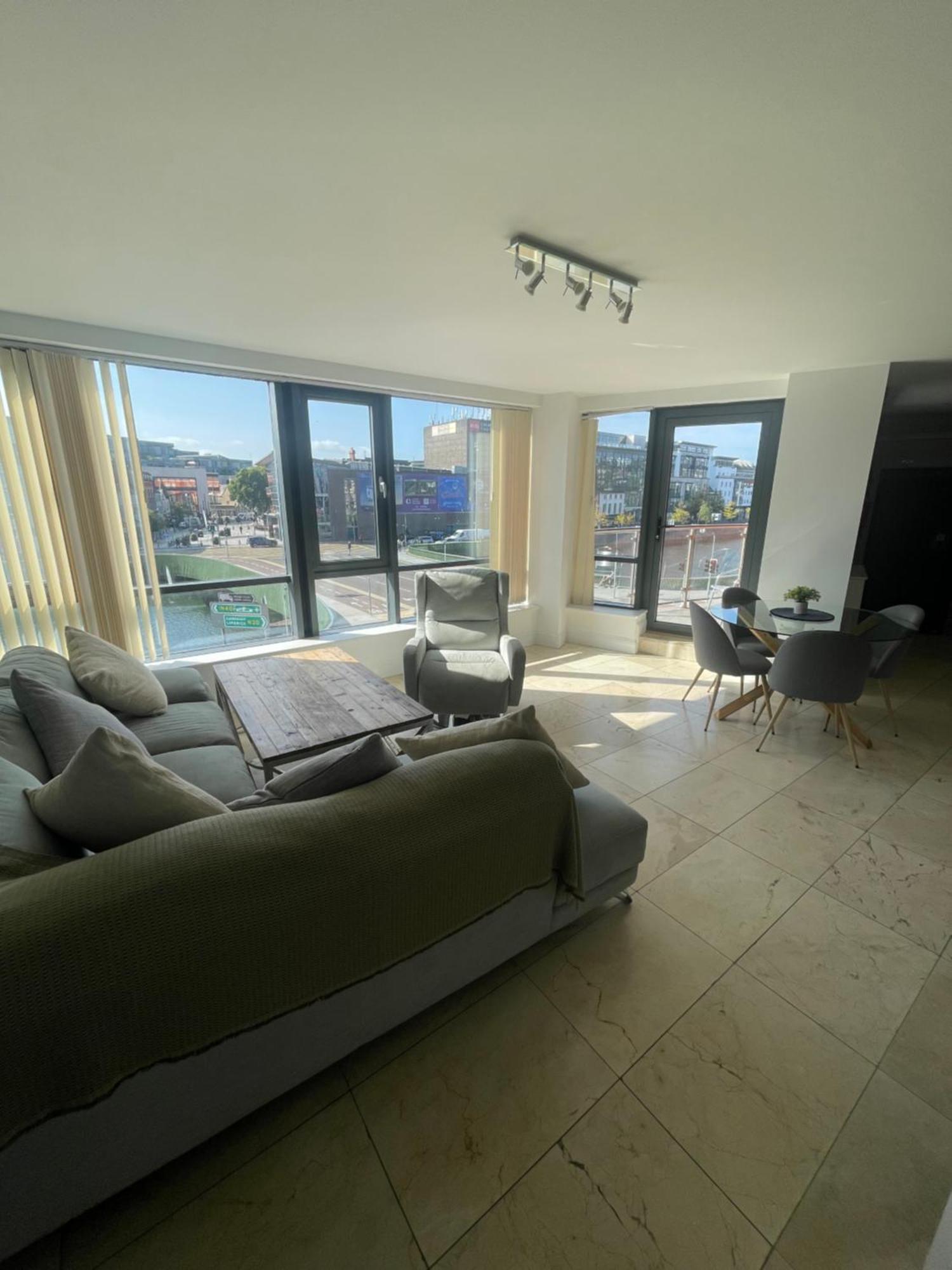 Fabulous And Sunny 2 Bed Apartment, In Centre *