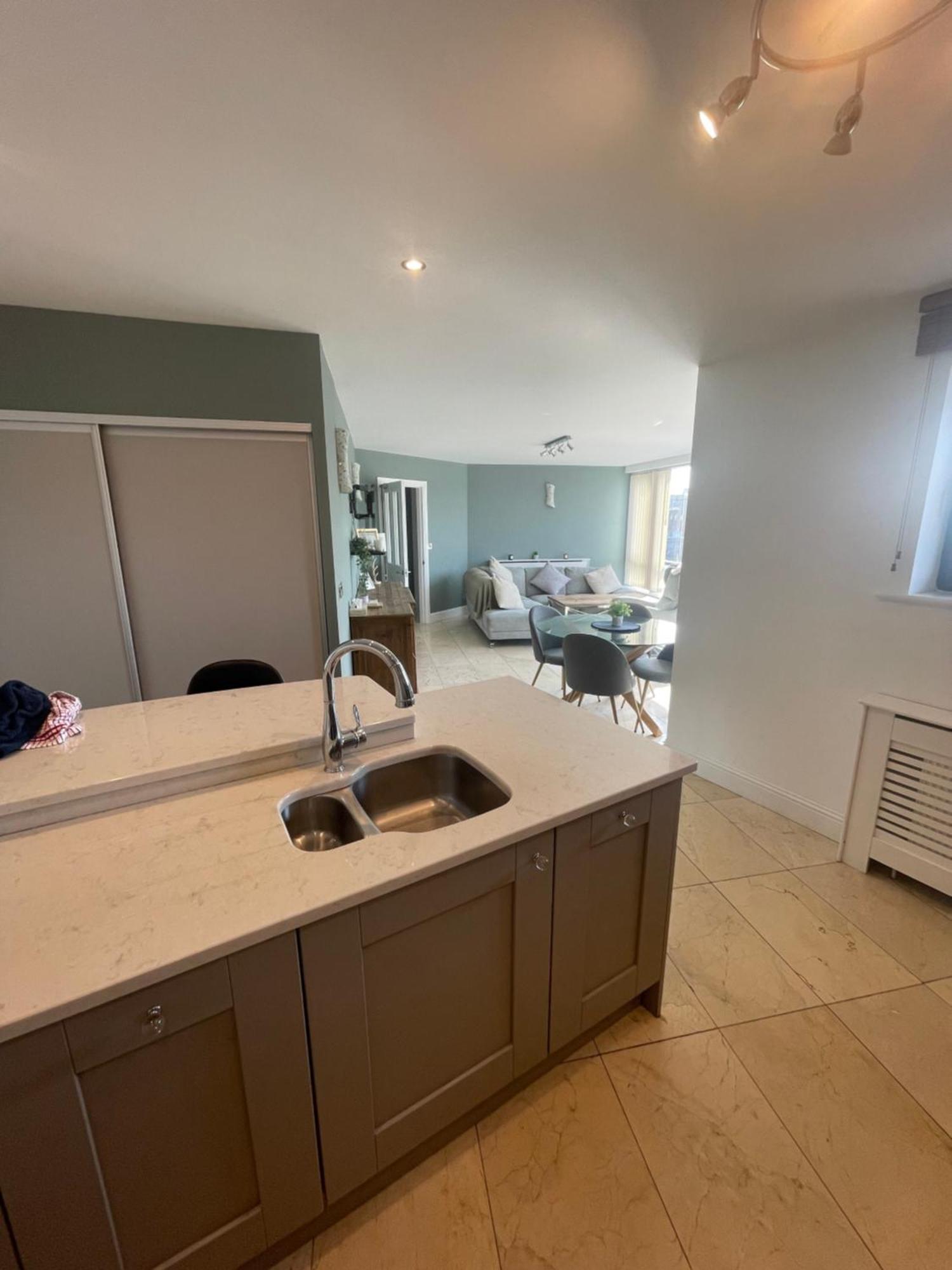 Fabulous And Sunny 2 Bed Apartment, In Centre *