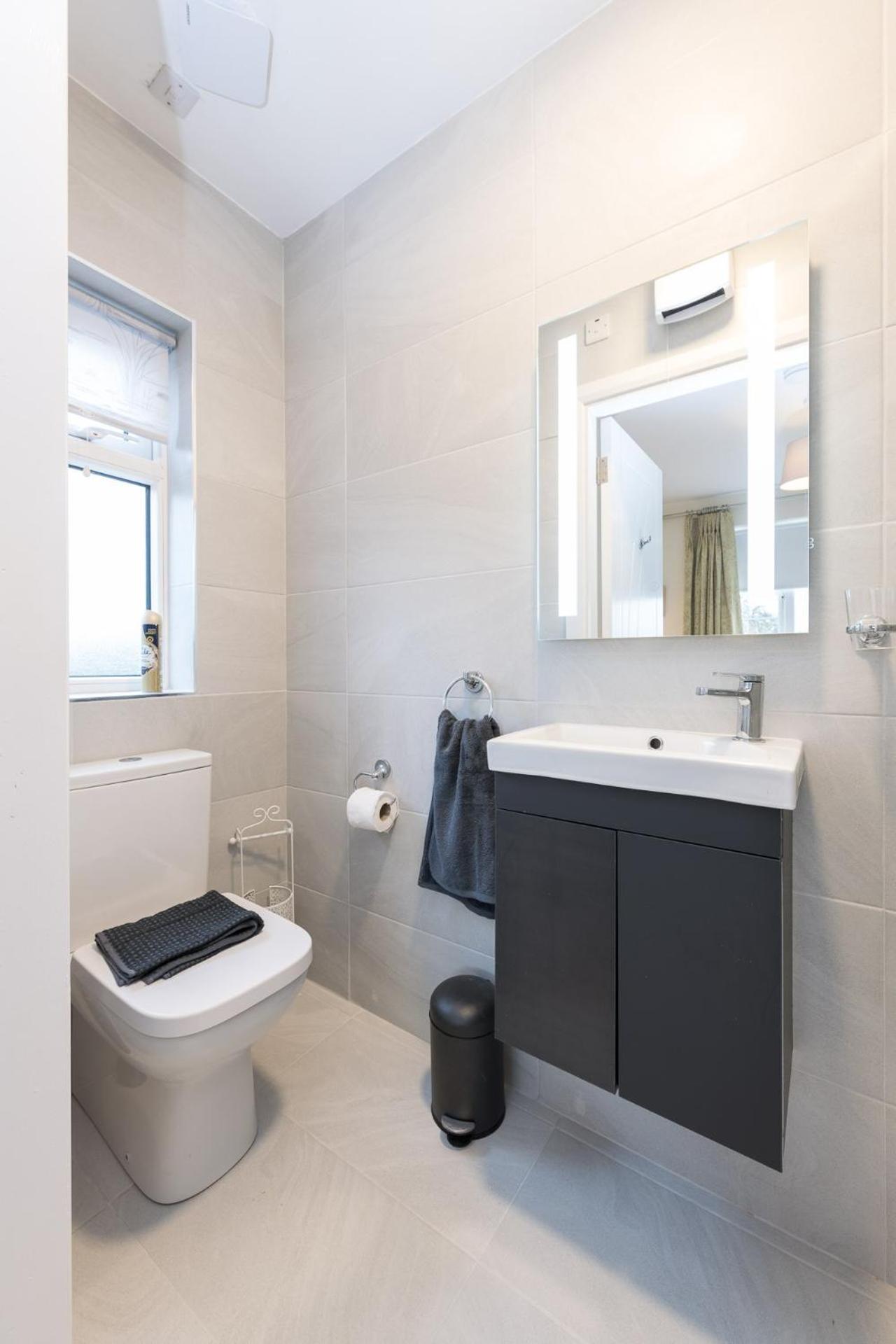 2br-sleeps4-parking-nearcork-6mintoairport Holiday home Cork