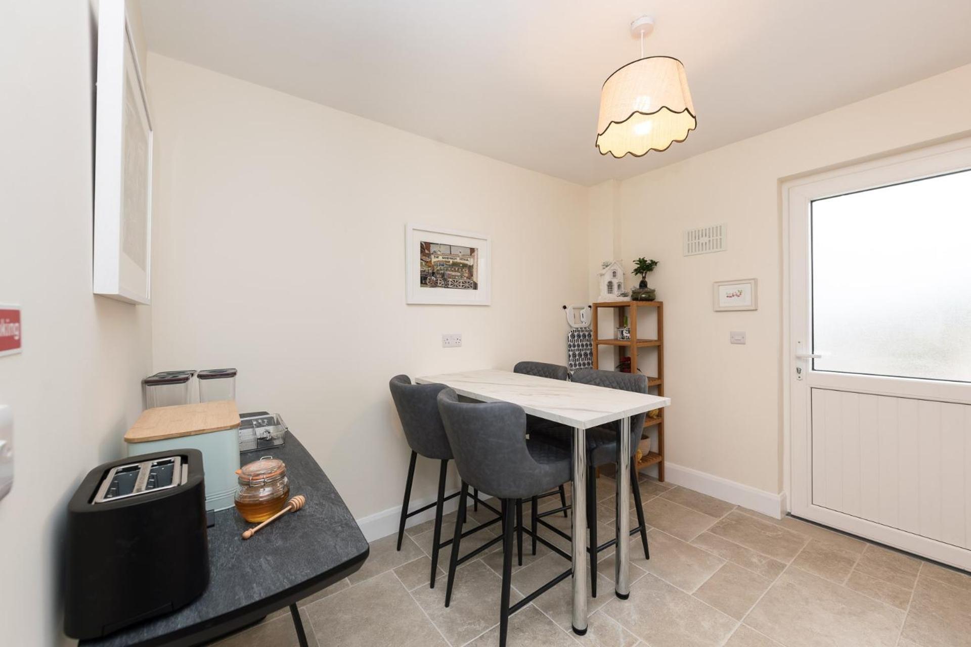 2br-sleeps4-parking-nearcork-6mintoairport