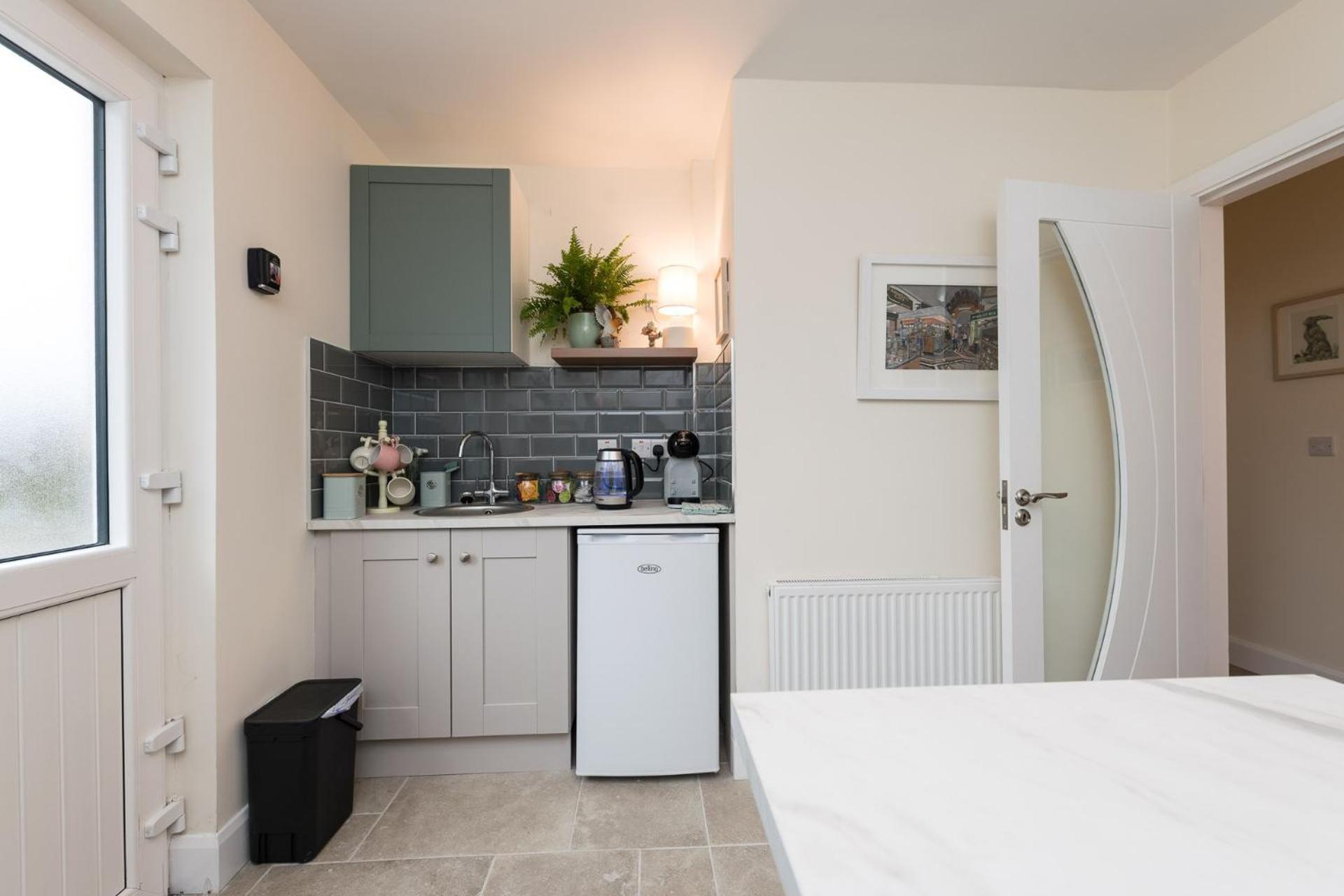 2br-sleeps4-parking-nearcork-6mintoairport Holiday home *
