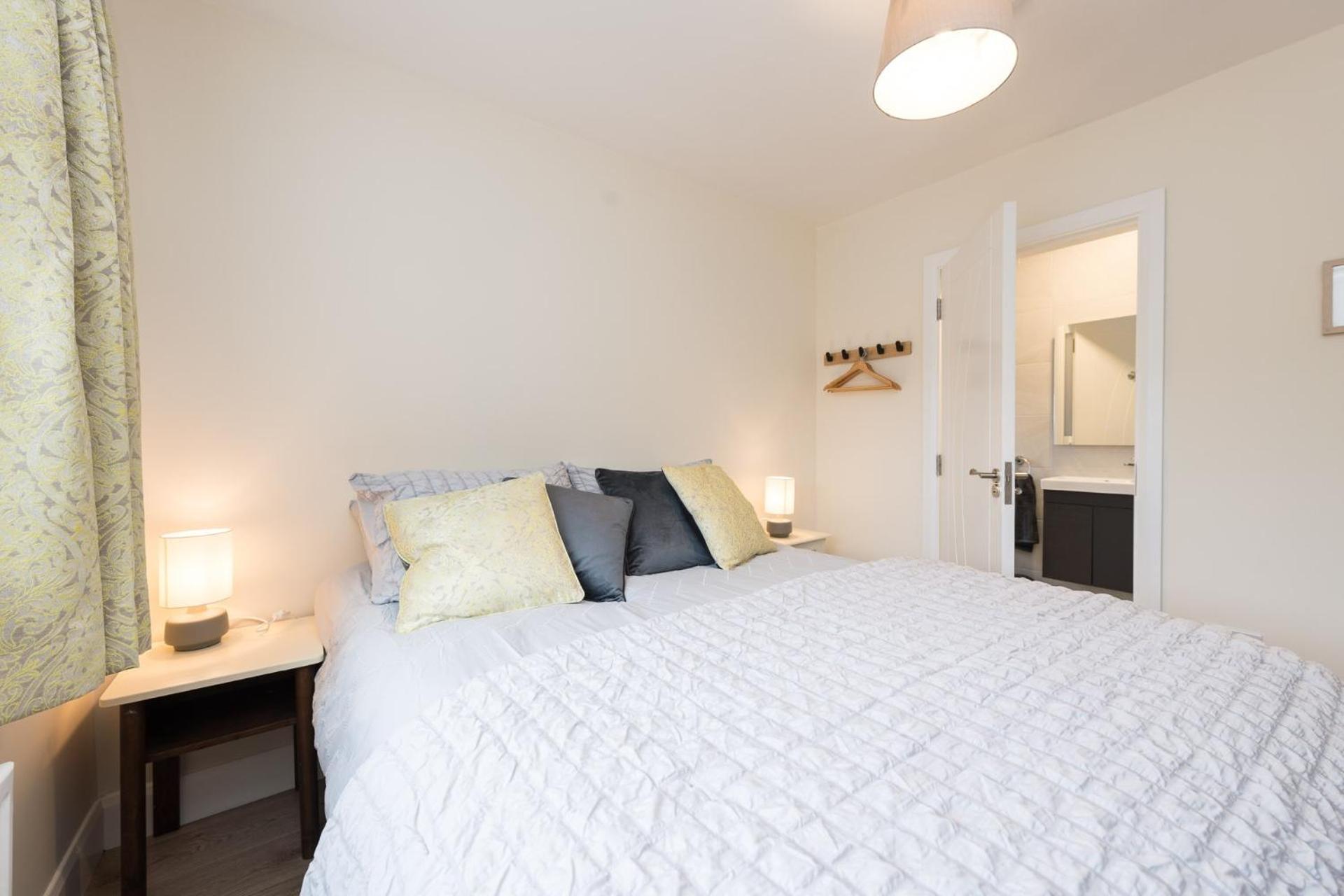 Holiday home 2br-sleeps4-parking-nearcork-6mintoairport *