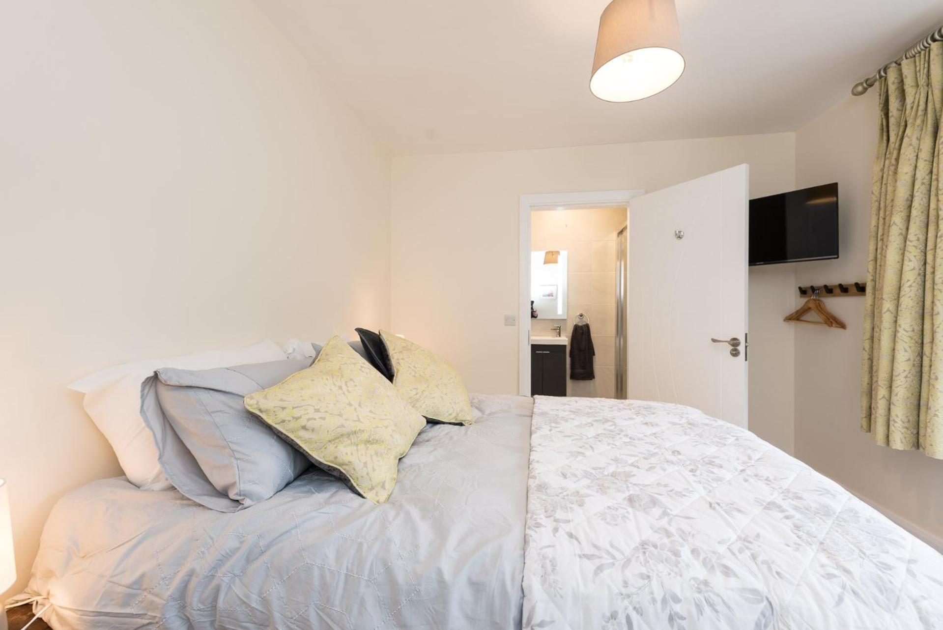 2br-sleeps4-parking-nearcork-6mintoairport *
