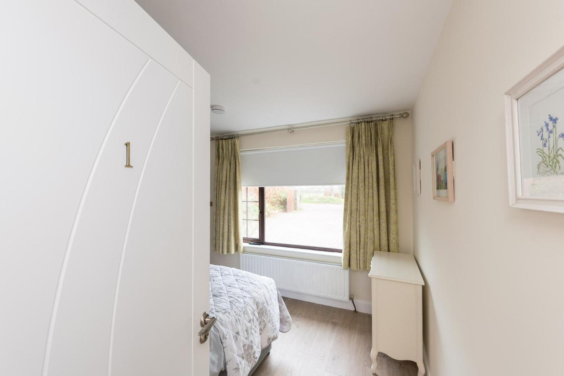 Holiday home 2br-sleeps4-parking-nearcork-6mintoairport *
