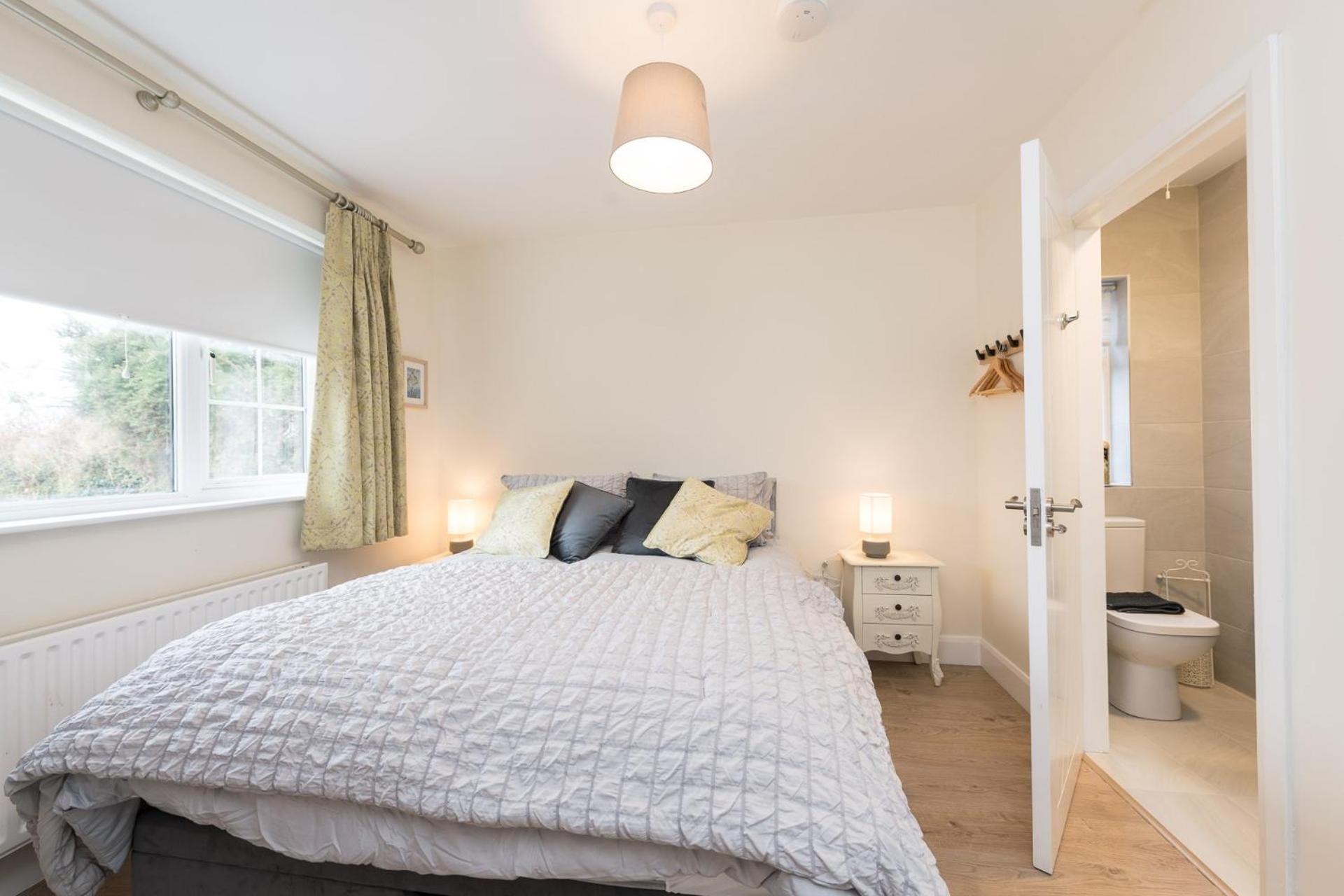 Holiday home 2br-sleeps4-parking-nearcork-6mintoairport Cork