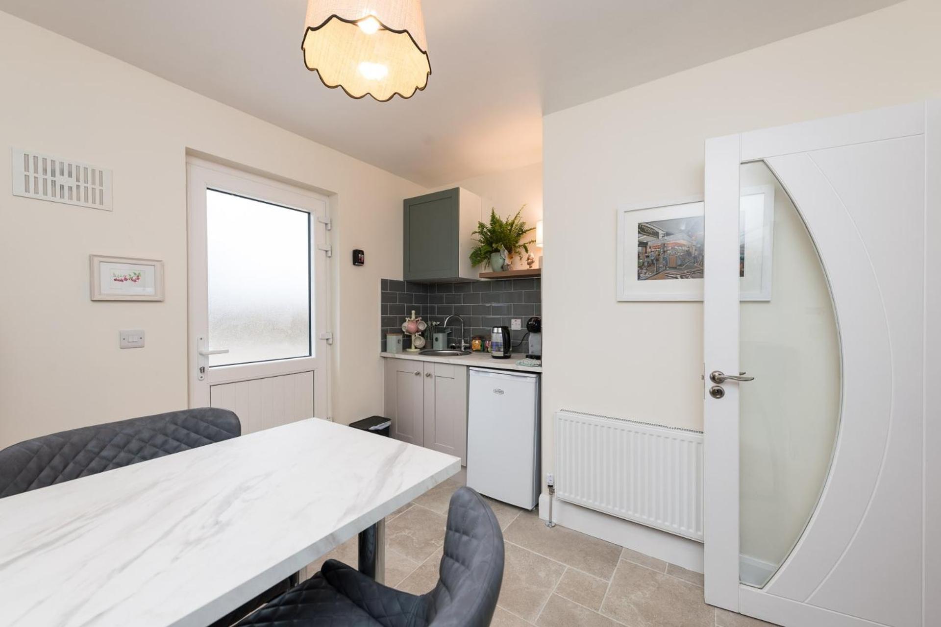 Holiday home 2br-sleeps4-parking-nearcork-6mintoairport