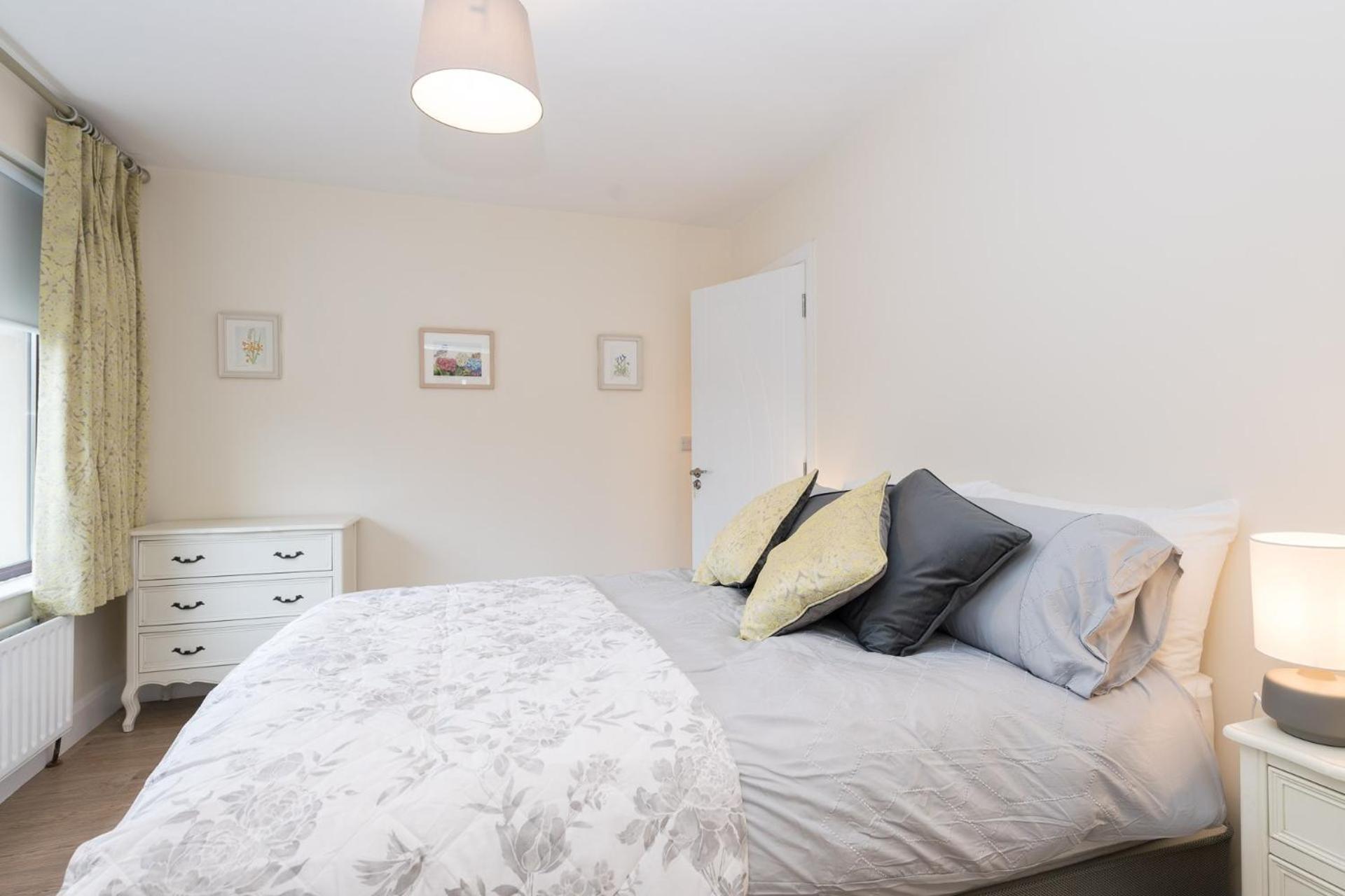 2br-sleeps4-parking-nearcork-6mintoairport *