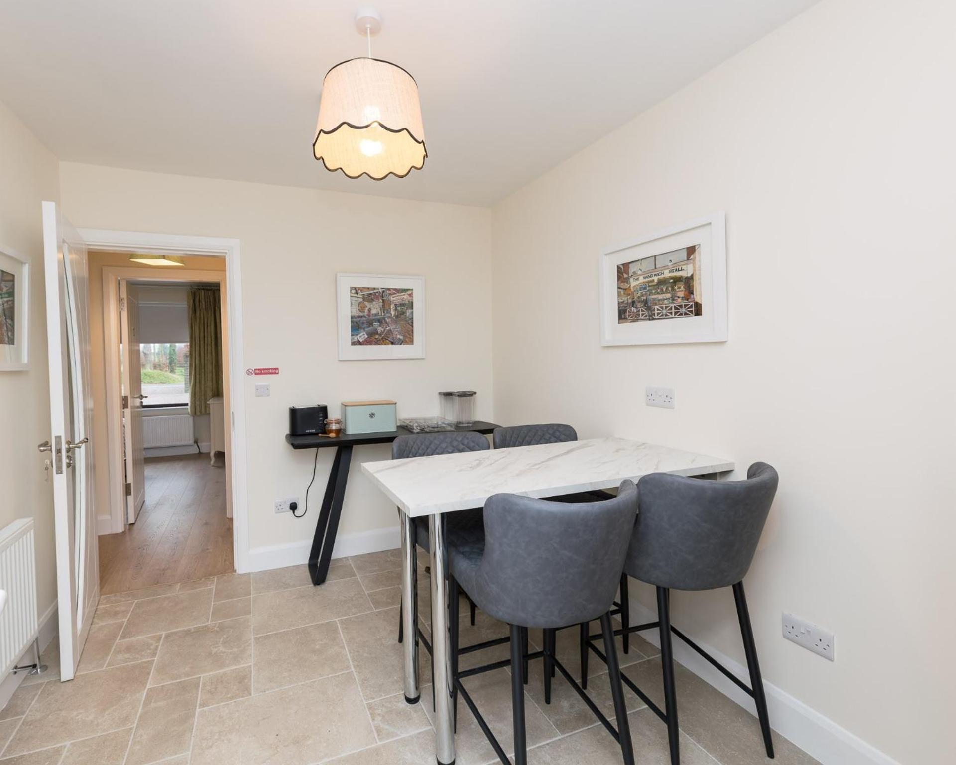 Holiday home 2br-sleeps4-parking-nearcork-6mintoairport *