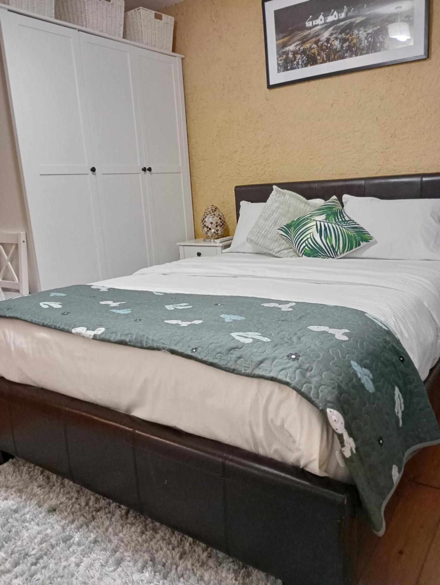 Comfy Private Room And Bathroom On The Top Floor Of A Home Stay Ten Mins Walk To The Ctr, Two Flights Of Stairs To Climb