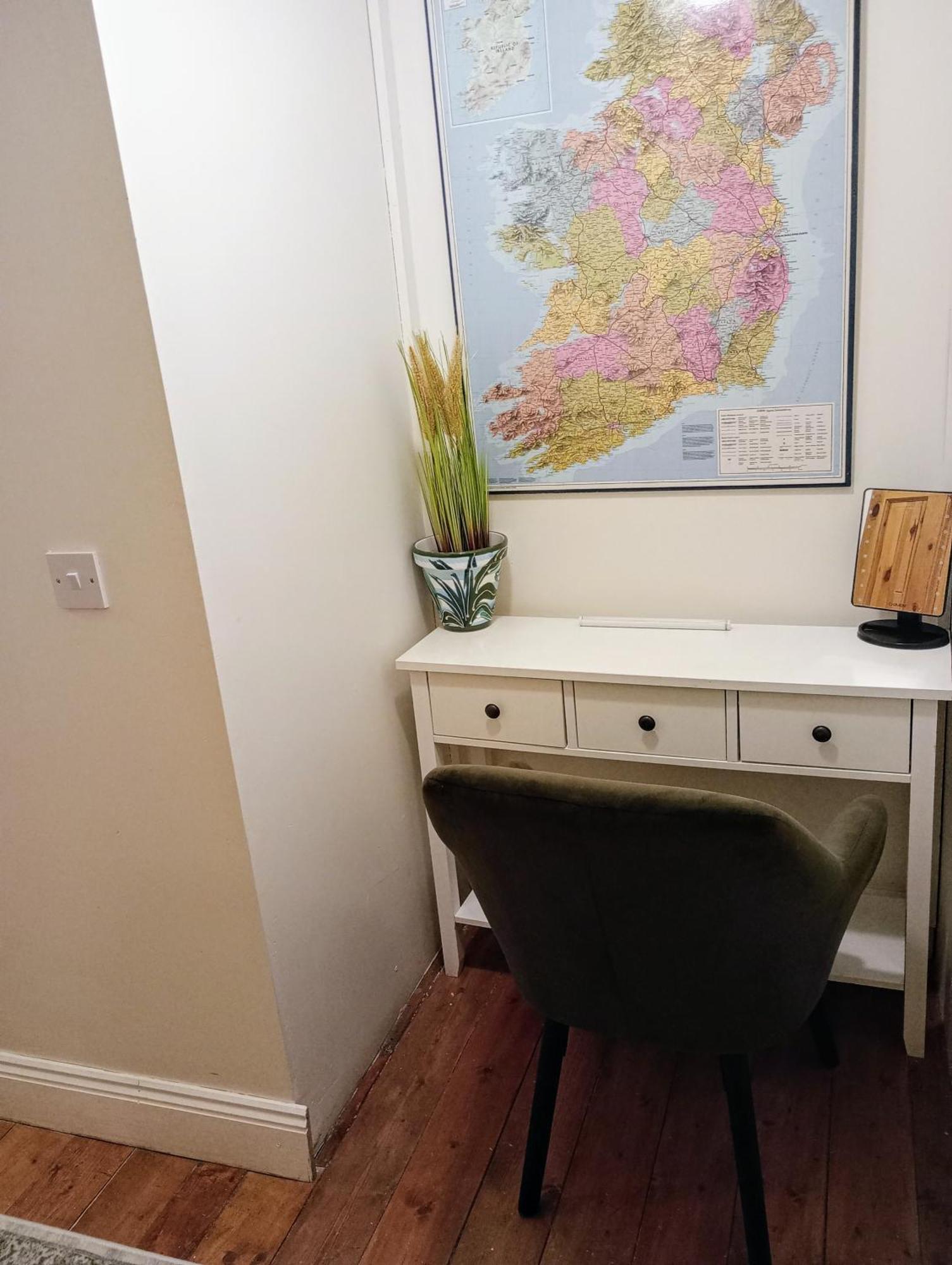 Comfy Private Room And Bathroom On The Top Floor Of A Home Stay Ten Mins Walk To The Ctr, Two Flights Of Stairs To Climb Homestay *