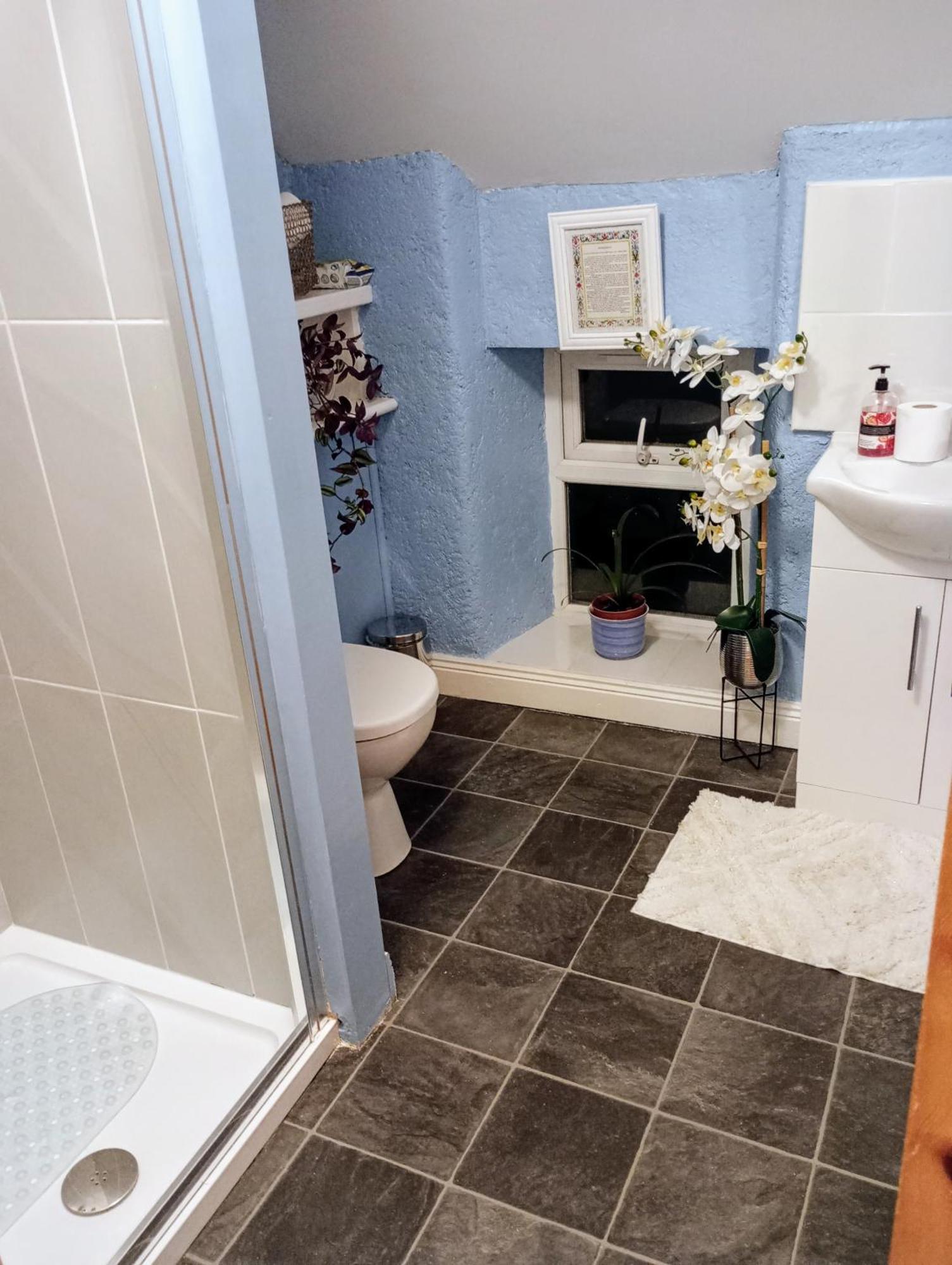 Homestay Comfy Private Room And Bathroom On The Top Floor Of A Home Stay Ten Mins Walk To The Ctr, Two Flights Of Stairs To Climb