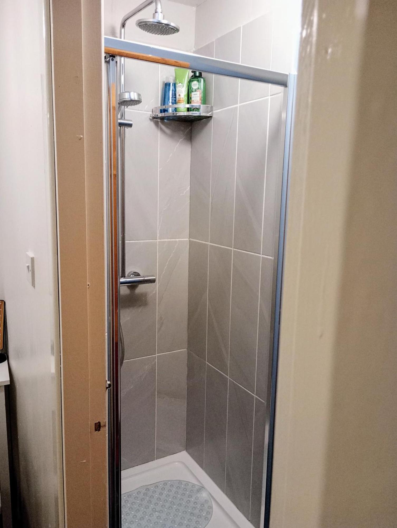 Comfy Private Room And Bathroom On The Top Floor Of A Home Stay Ten Mins Walk To The Ctr, Two Flights Of Stairs To Climb *