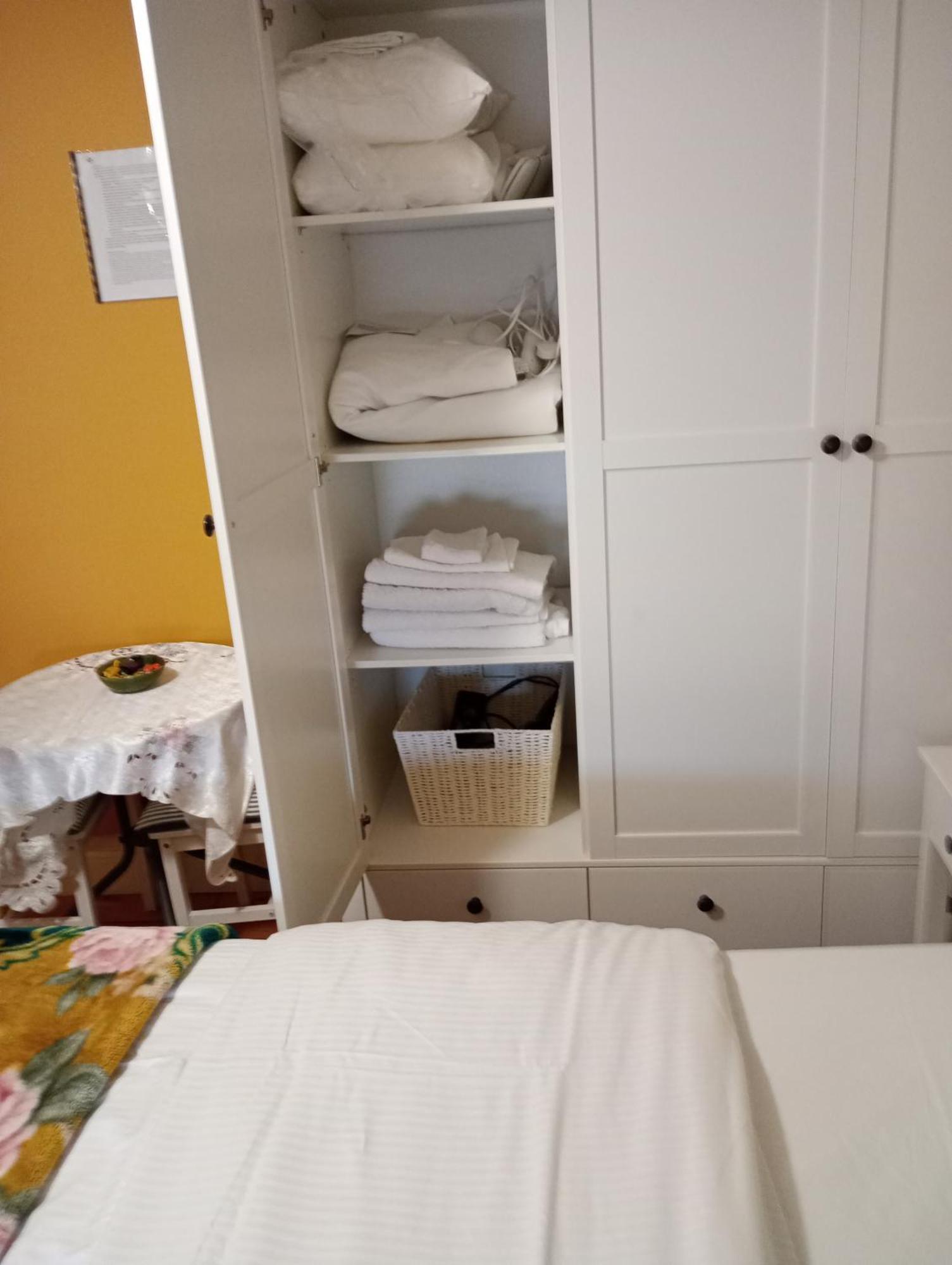 Comfy Private Room And Bathroom On The Top Floor Of A Home Stay Ten Mins Walk To The Ctr, Two Flights Of Stairs To Climb *