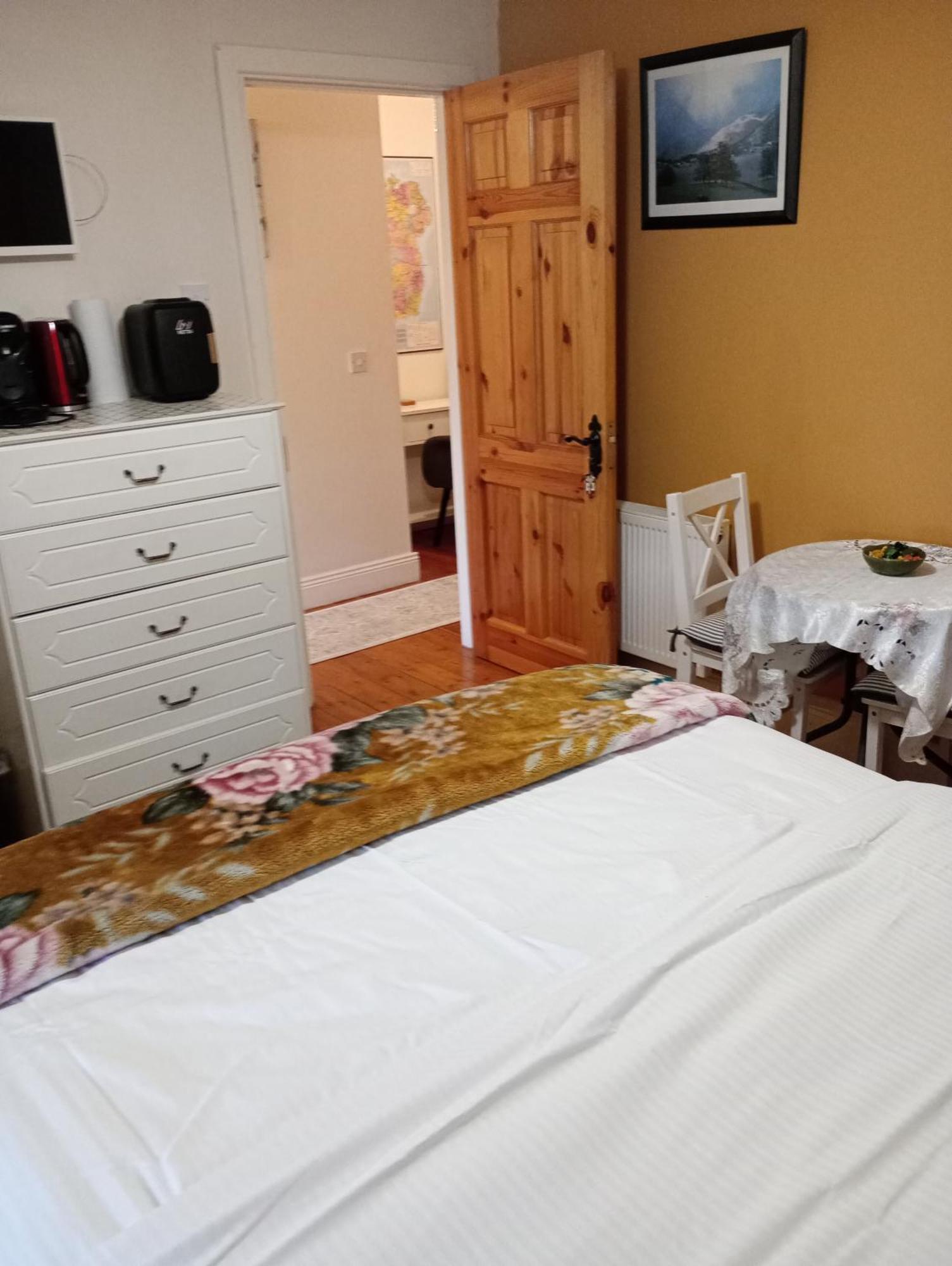 Comfy Private Room And Bathroom On The Top Floor Of A Home Stay Ten Mins Walk To The Ctr, Two Flights Of Stairs To Climb Cork
