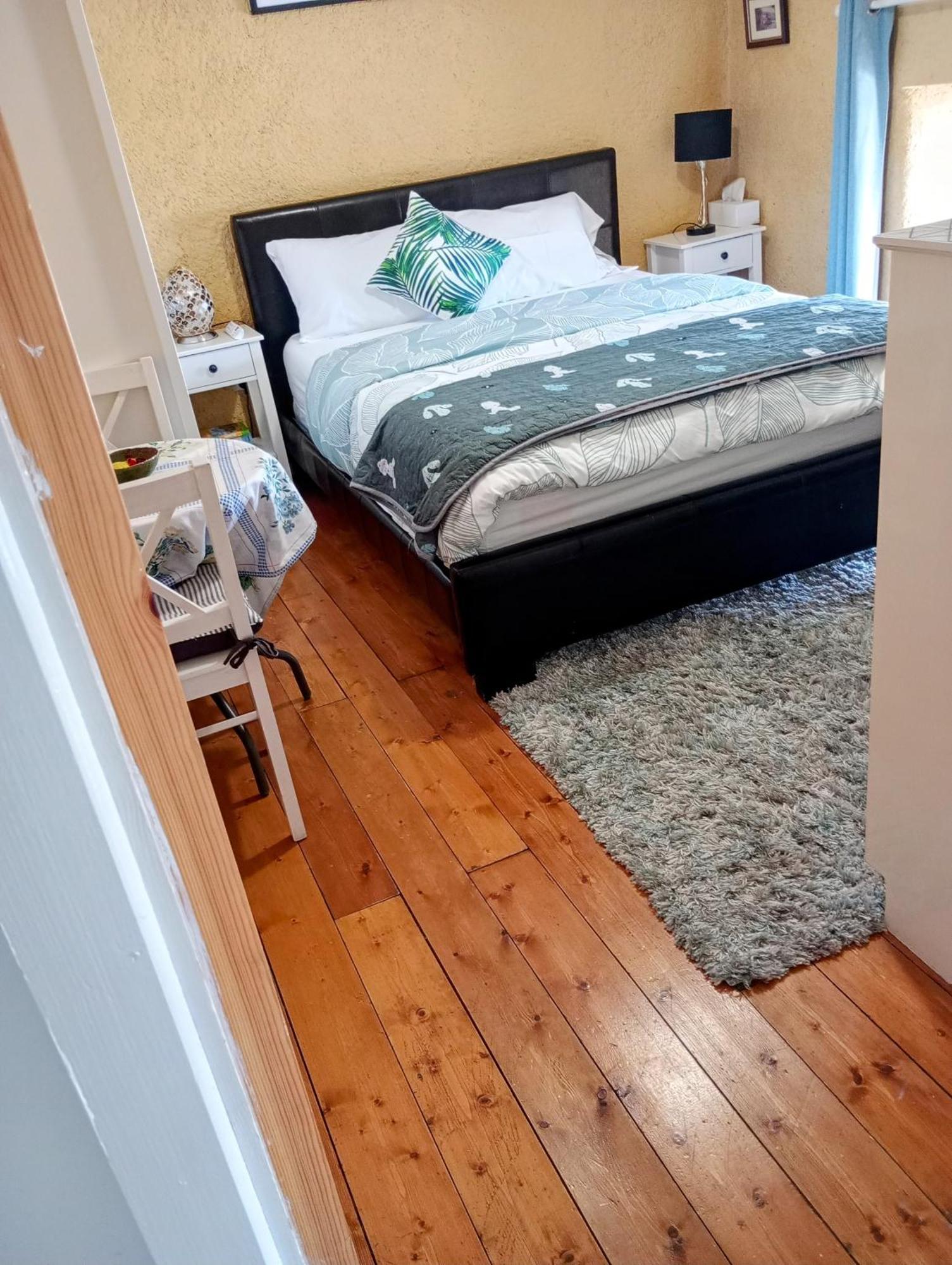 Comfy Private Room And Bathroom On The Top Floor Of A Home Stay Ten Mins Walk To The Ctr, Two Flights Of Stairs To Climb Cork