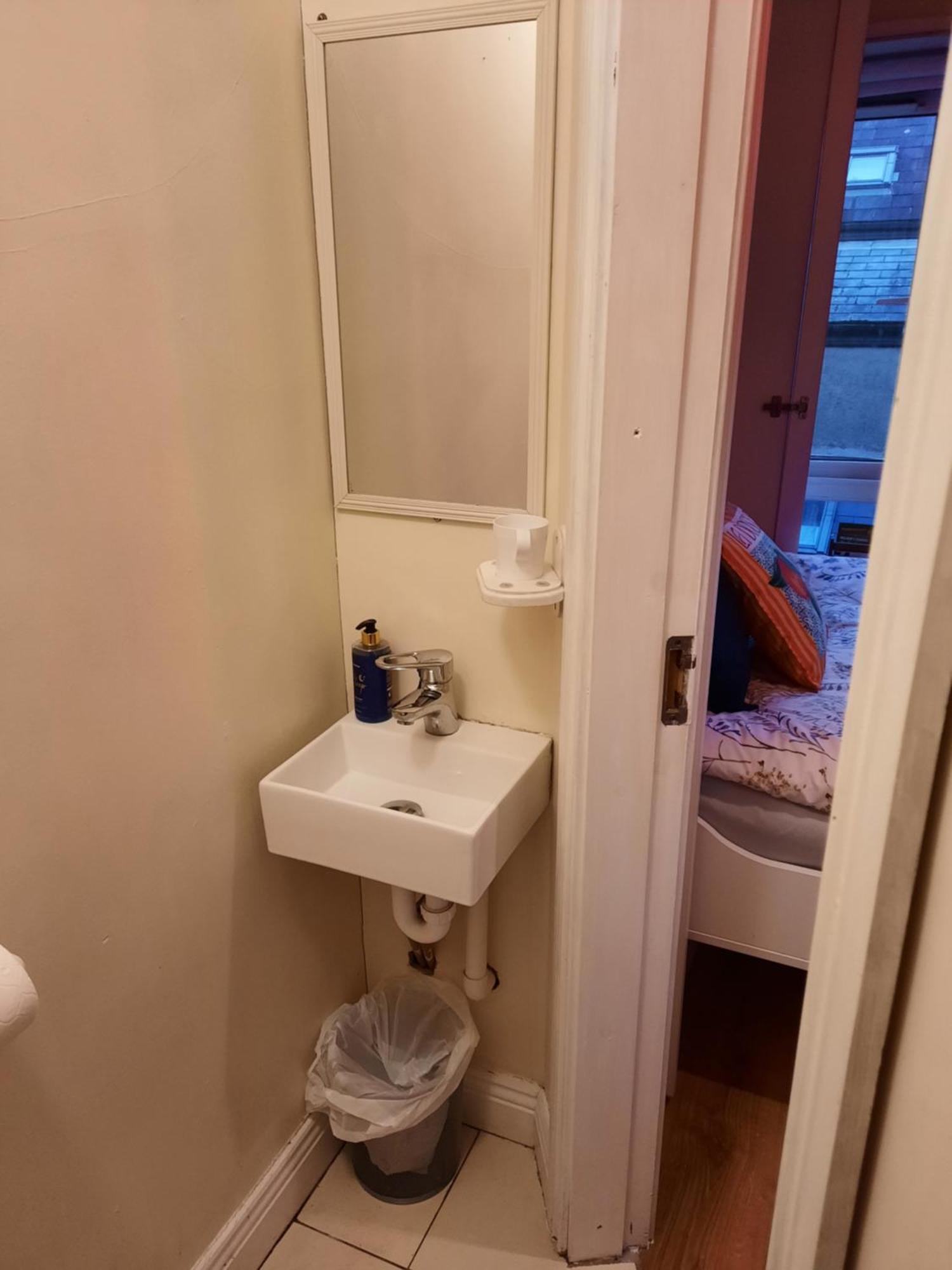 Homestay Double With Shared Bathroom *