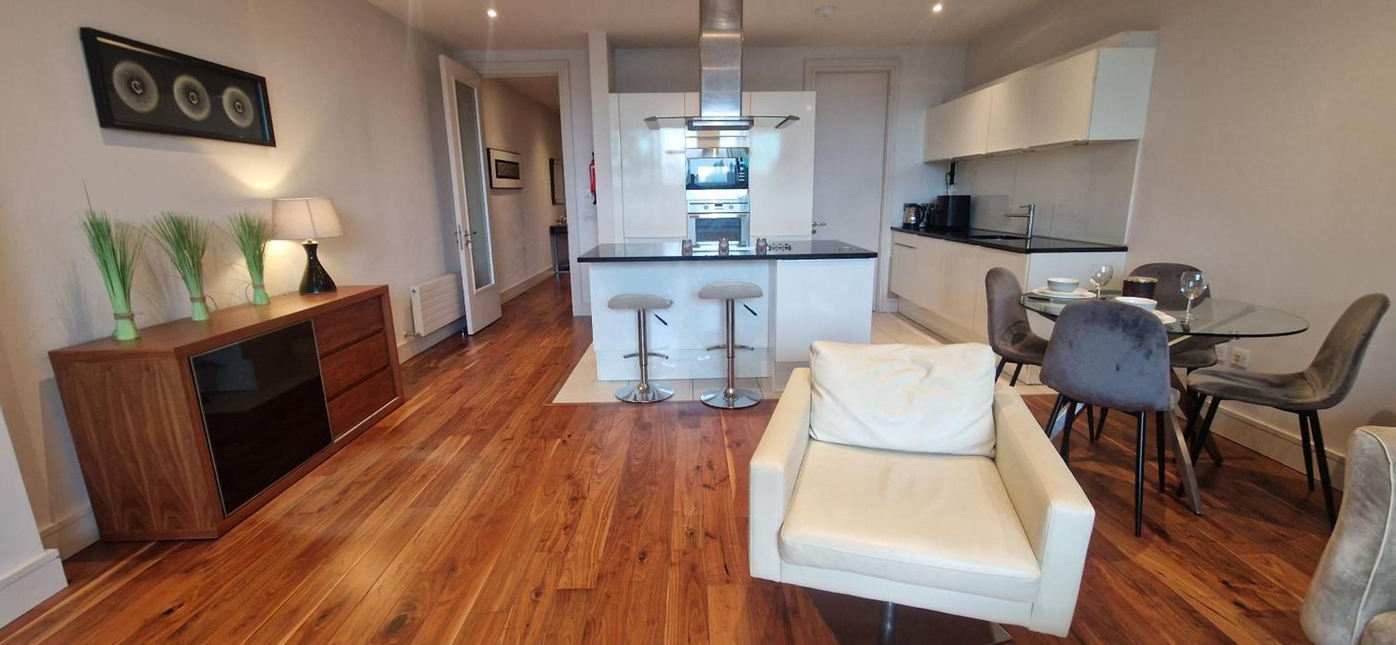 Apartment Slick & Stylish - Large 1bd In Heart Of *