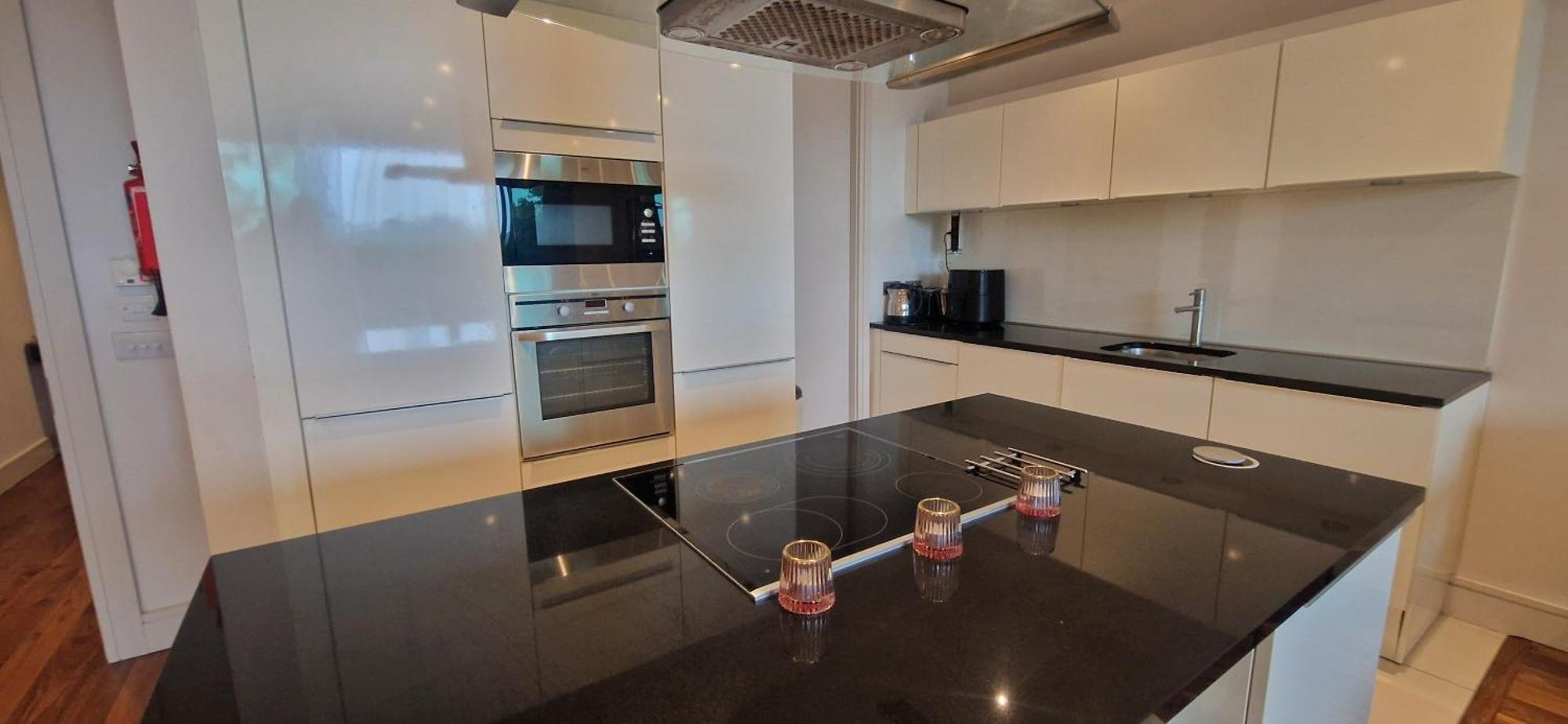Apartment Slick & Stylish - Large 1bd In Heart Of