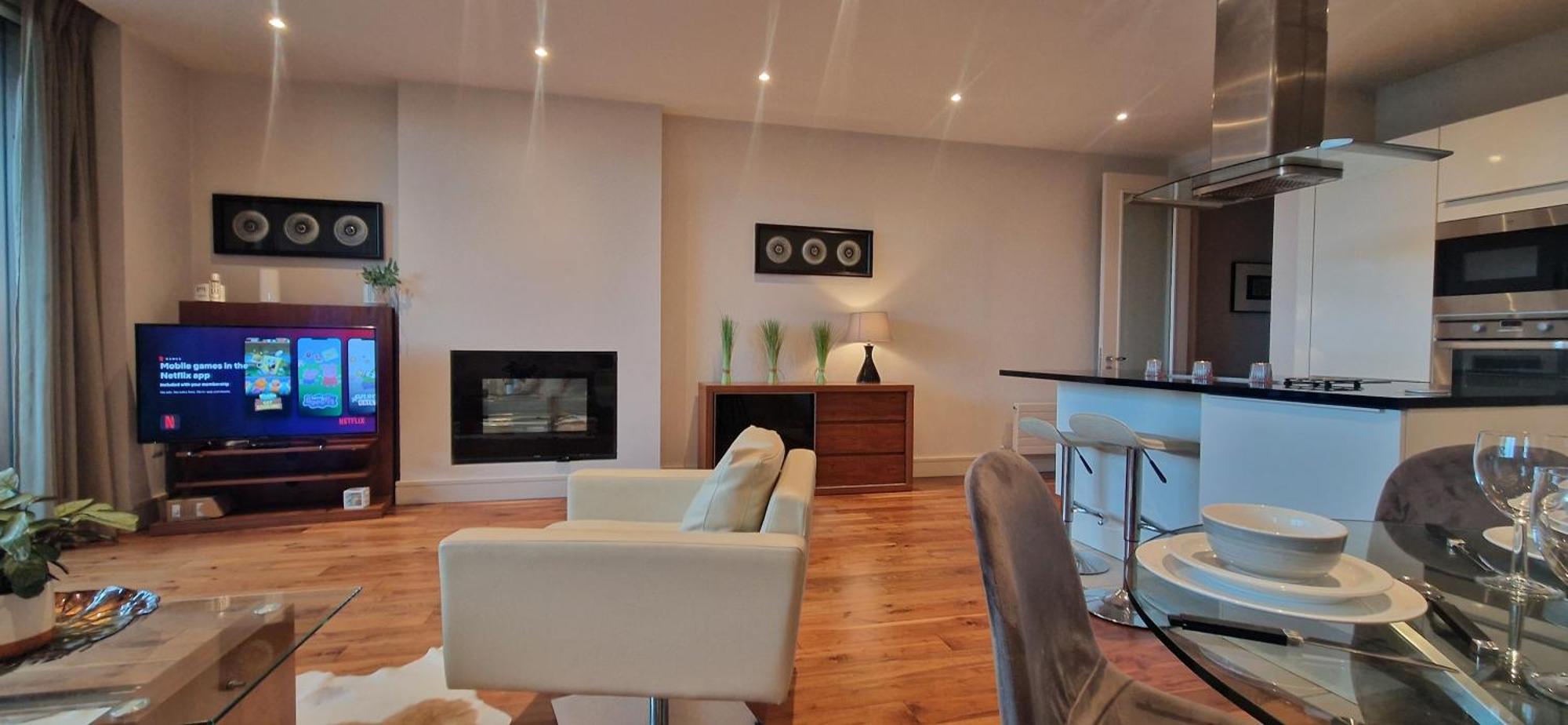 Slick & Stylish - Large 1bd In Heart Of Apartment *