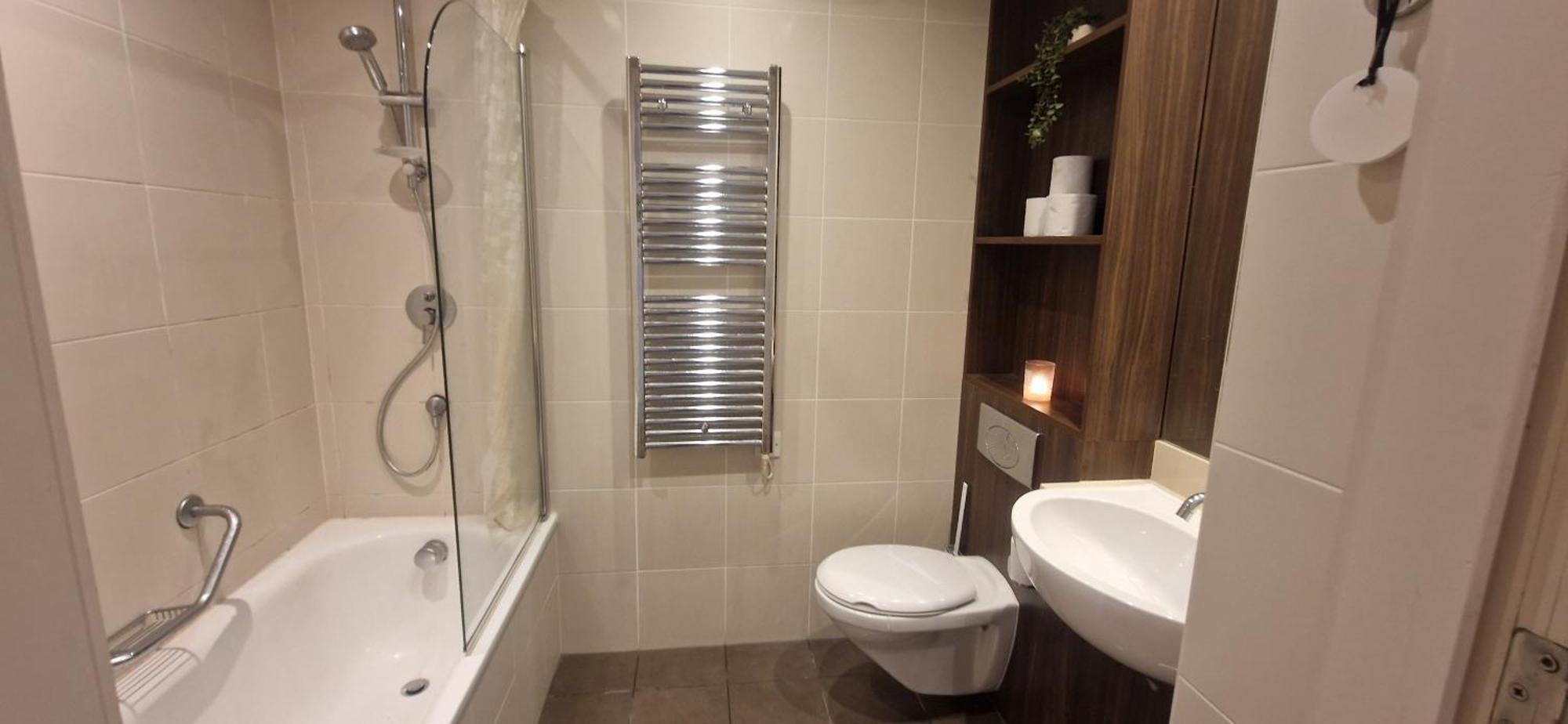 Slick & Stylish - Large 1bd In Heart Of Apartment