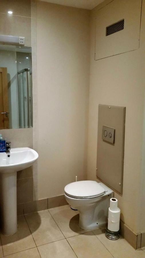 2 Oakleigh House * Cork