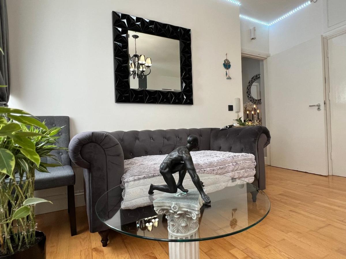 Lovely In Apartment *