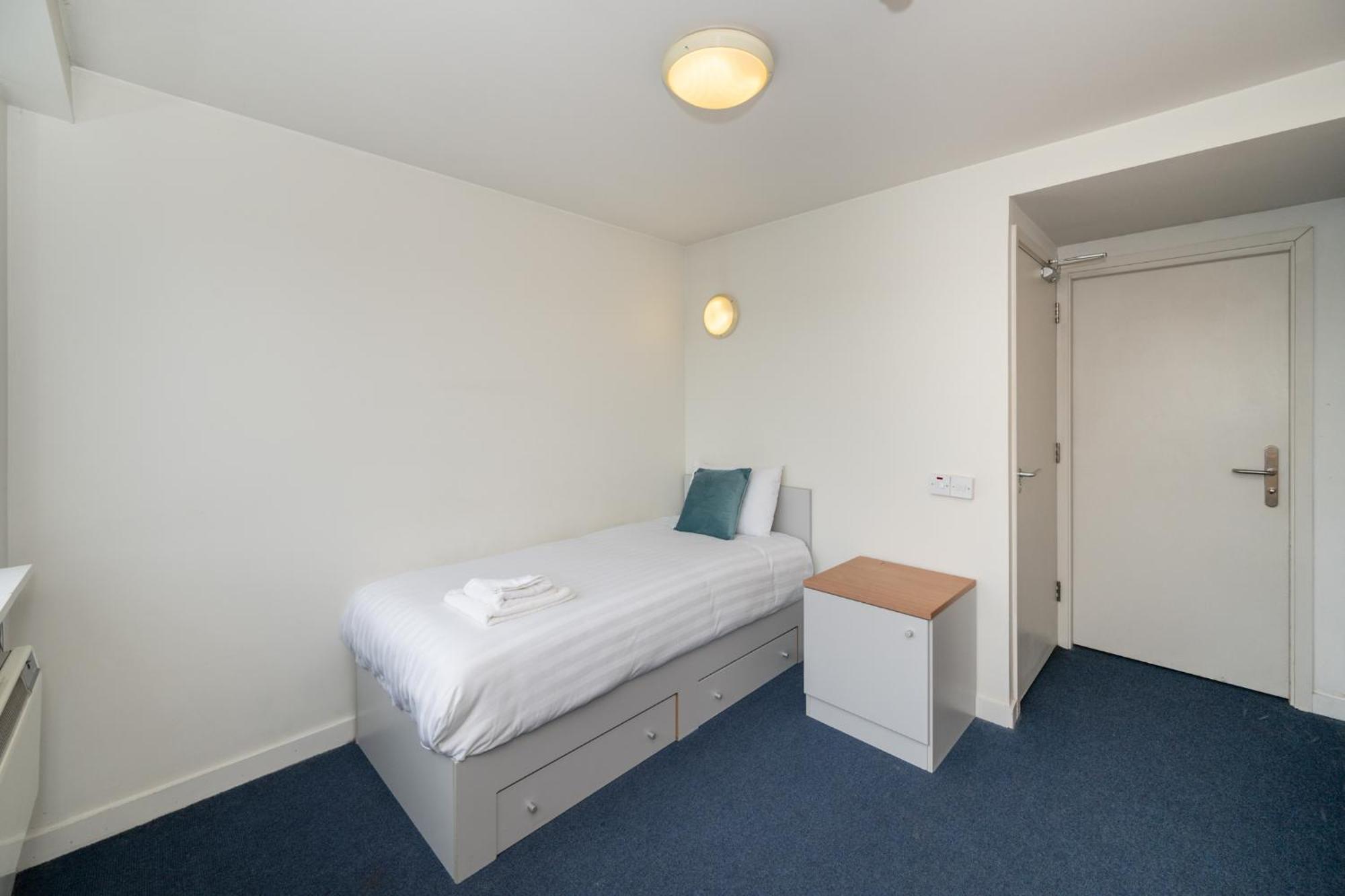 Victoria Mills - Ucc Summer Beds *