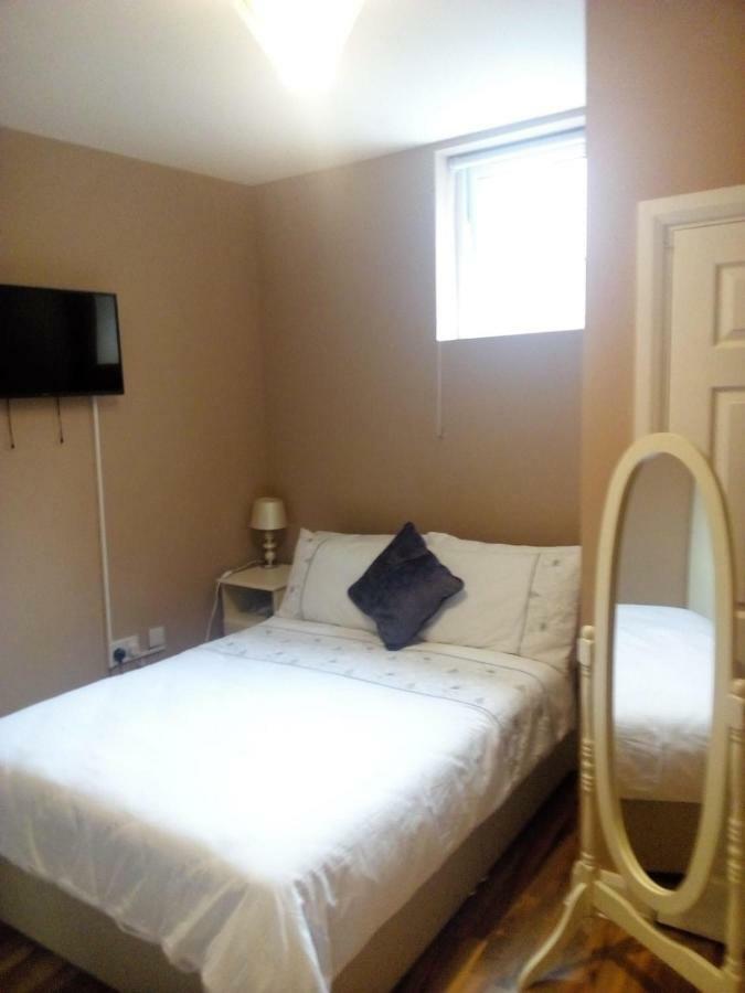 Bijoux By The Lee Bed & Breakfast
