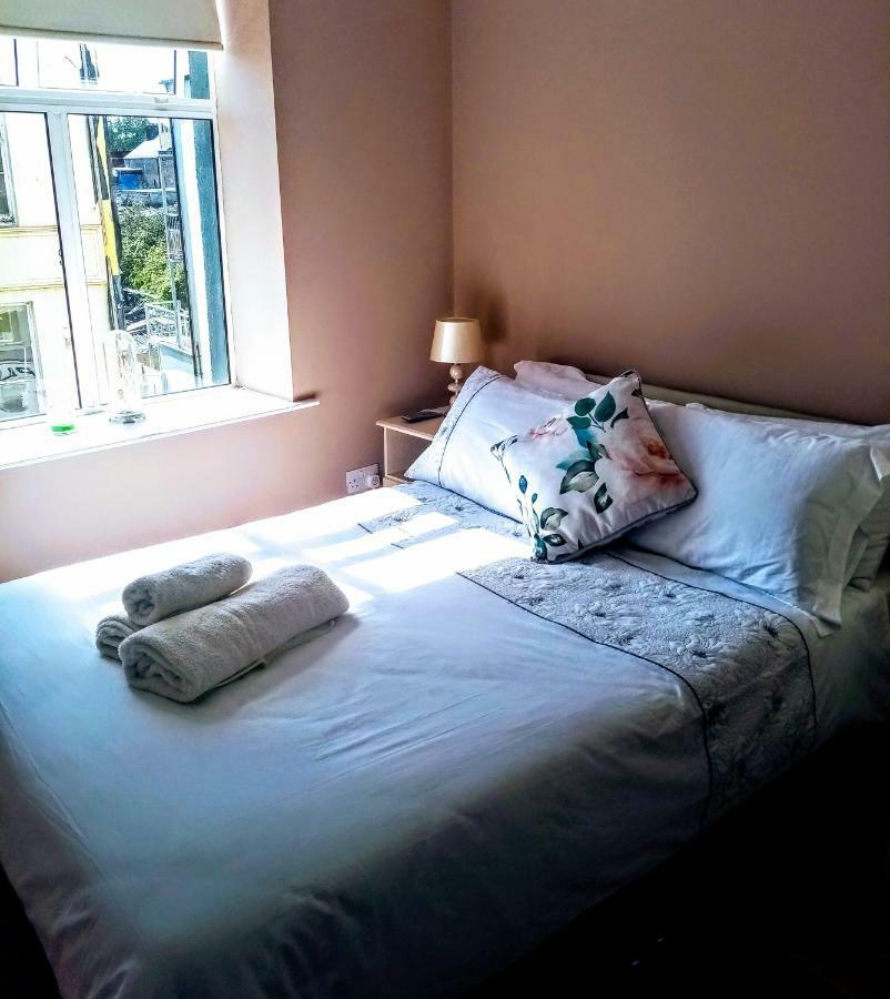 Bijoux By The Lee Bed & Breakfast *