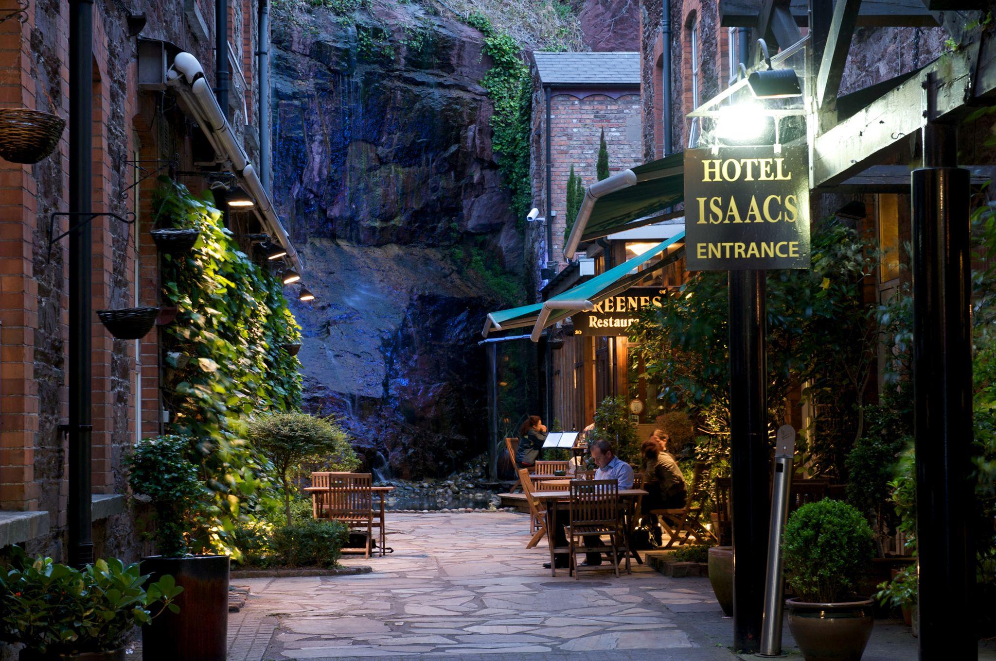 Isaacs Hotel 3*