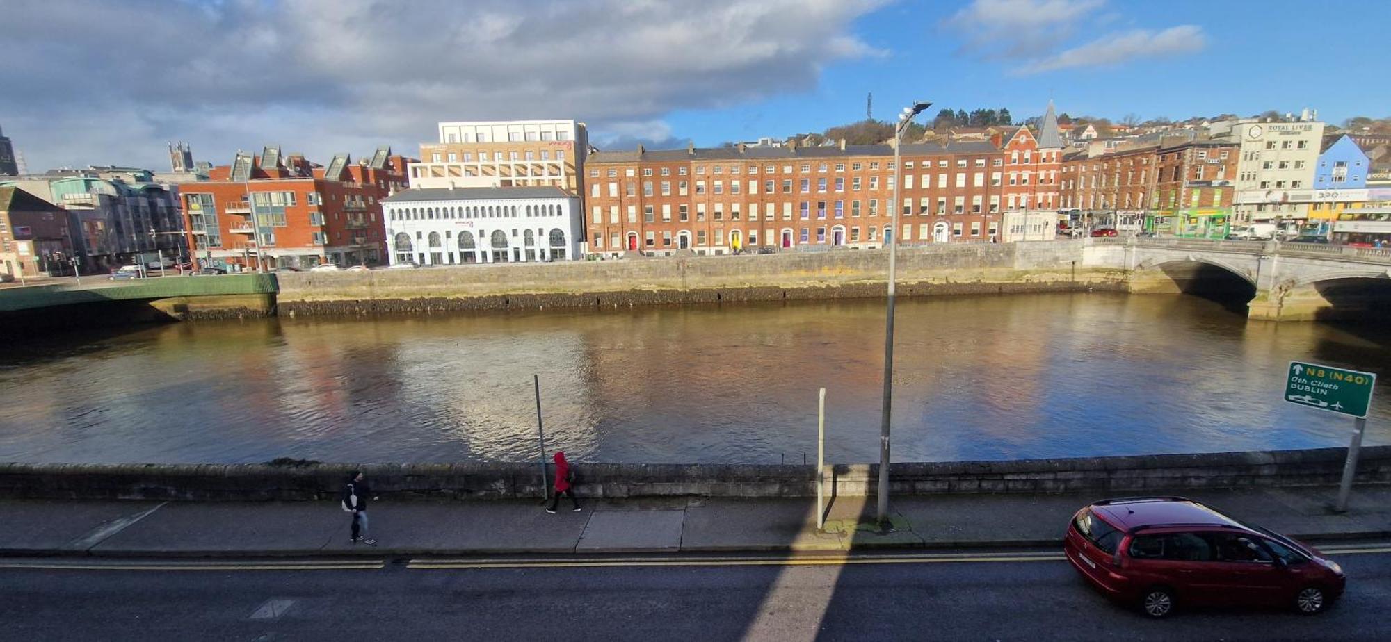 Spacious Riverside 2bd Mid - Above Bar&venue Cork