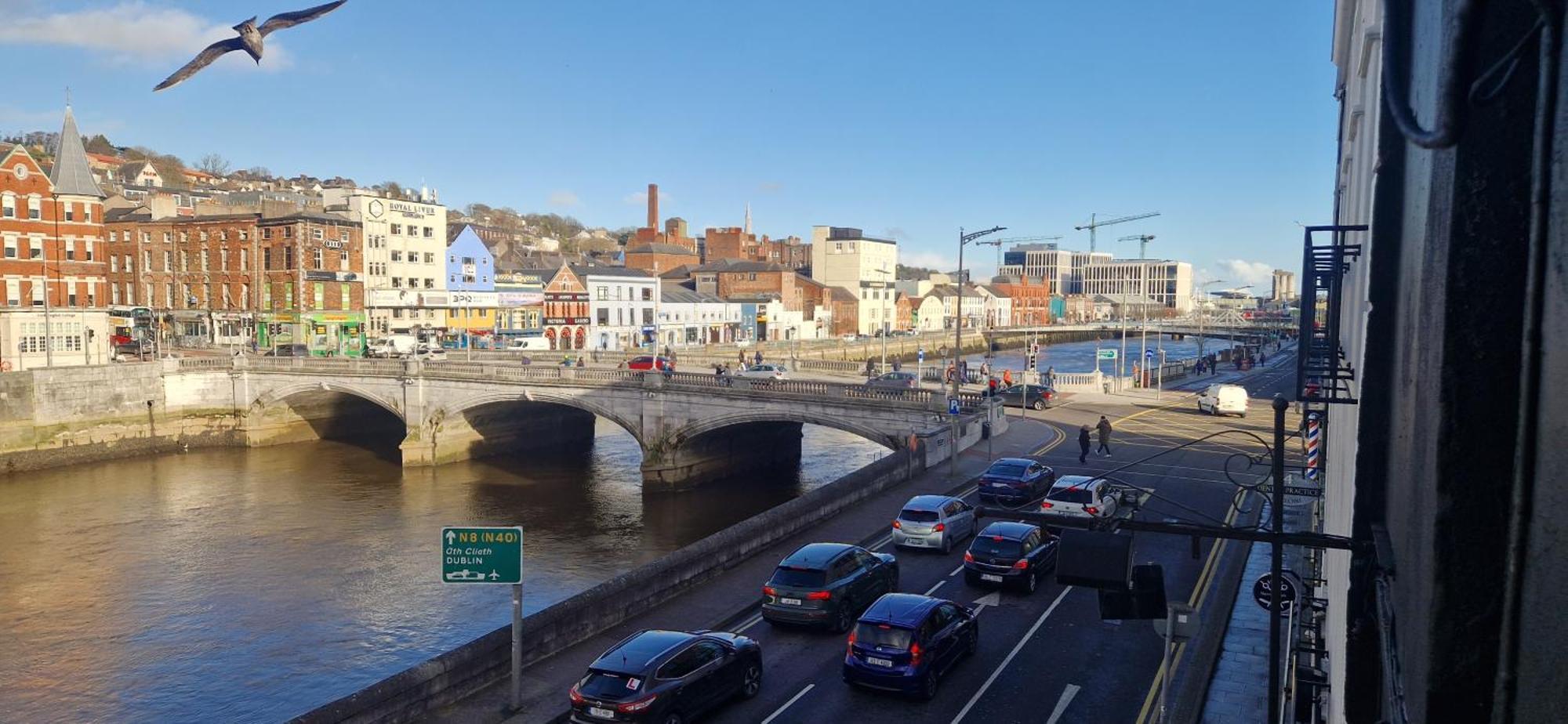 Spacious Riverside 2bd Mid - Above Bar&venue Apartment *